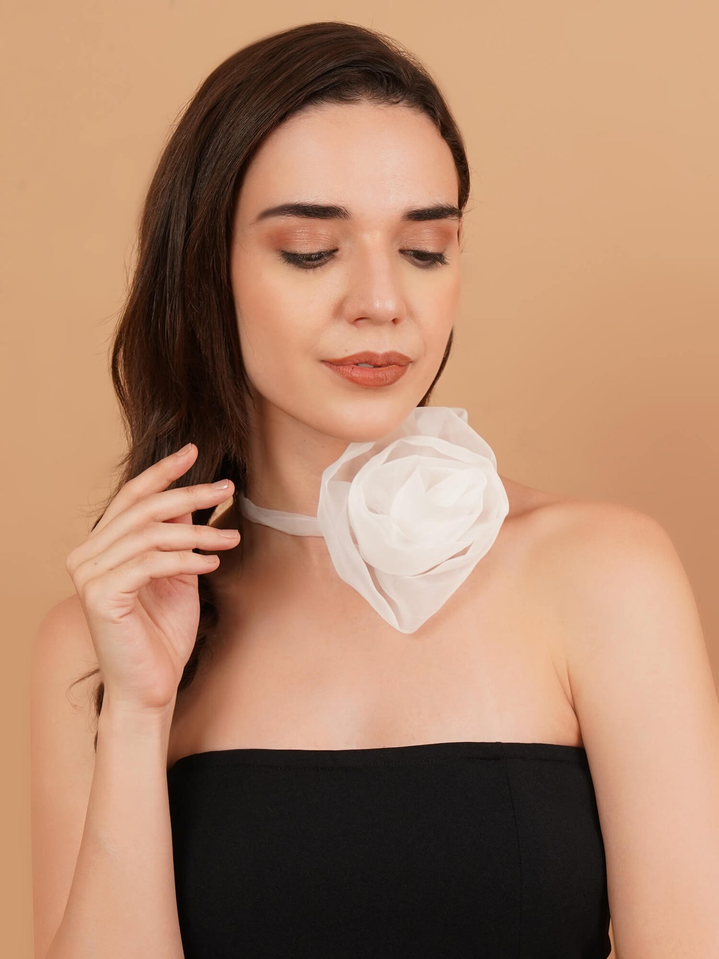 Magnetism White Sheer Flower Choker