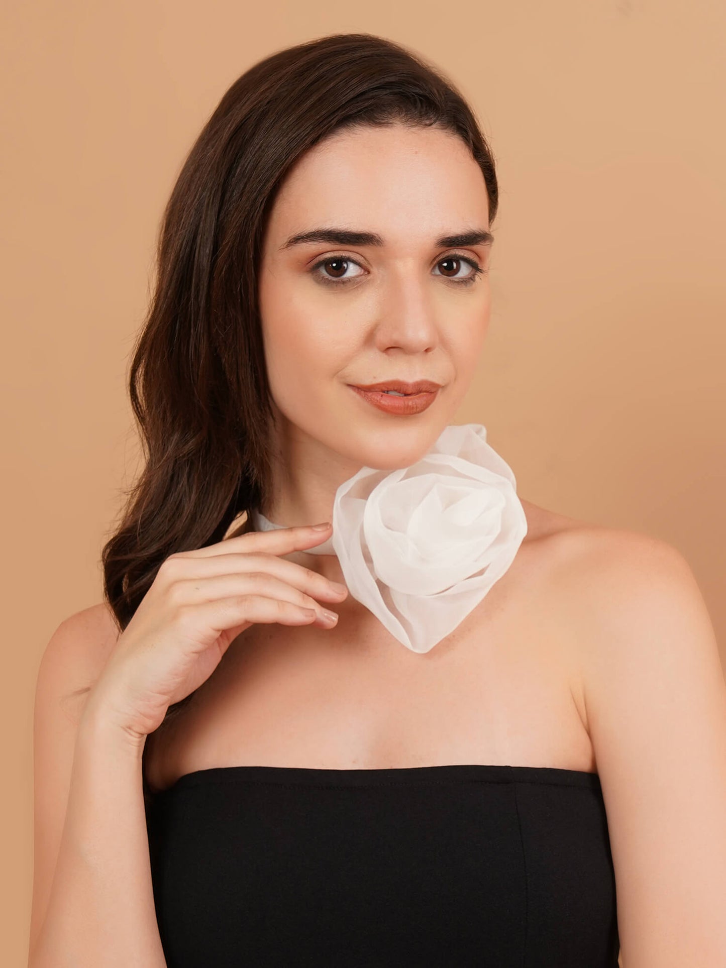 Magnetism White Sheer Flower Choker