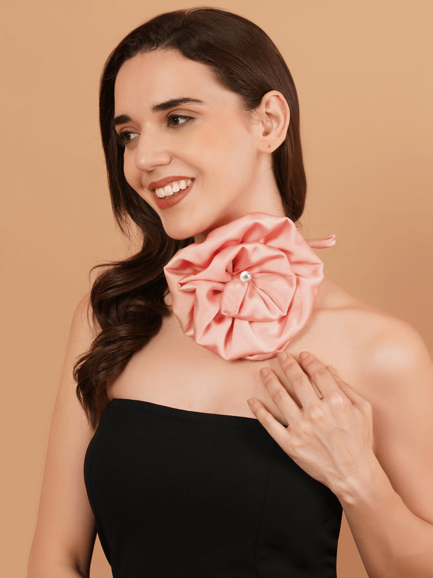 Magnetism Open Flower Choker with Pearl