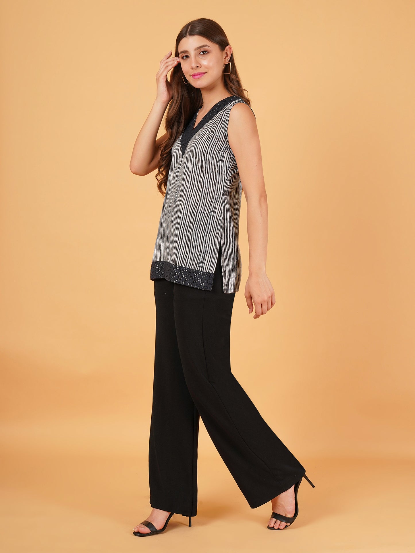 BLACK AND WHITE KURTI