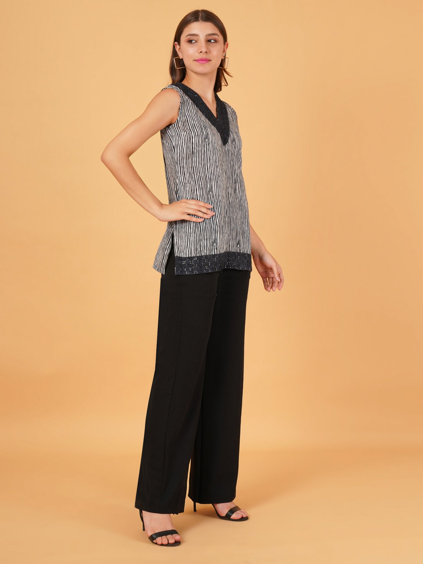 BLACK AND WHITE KURTI